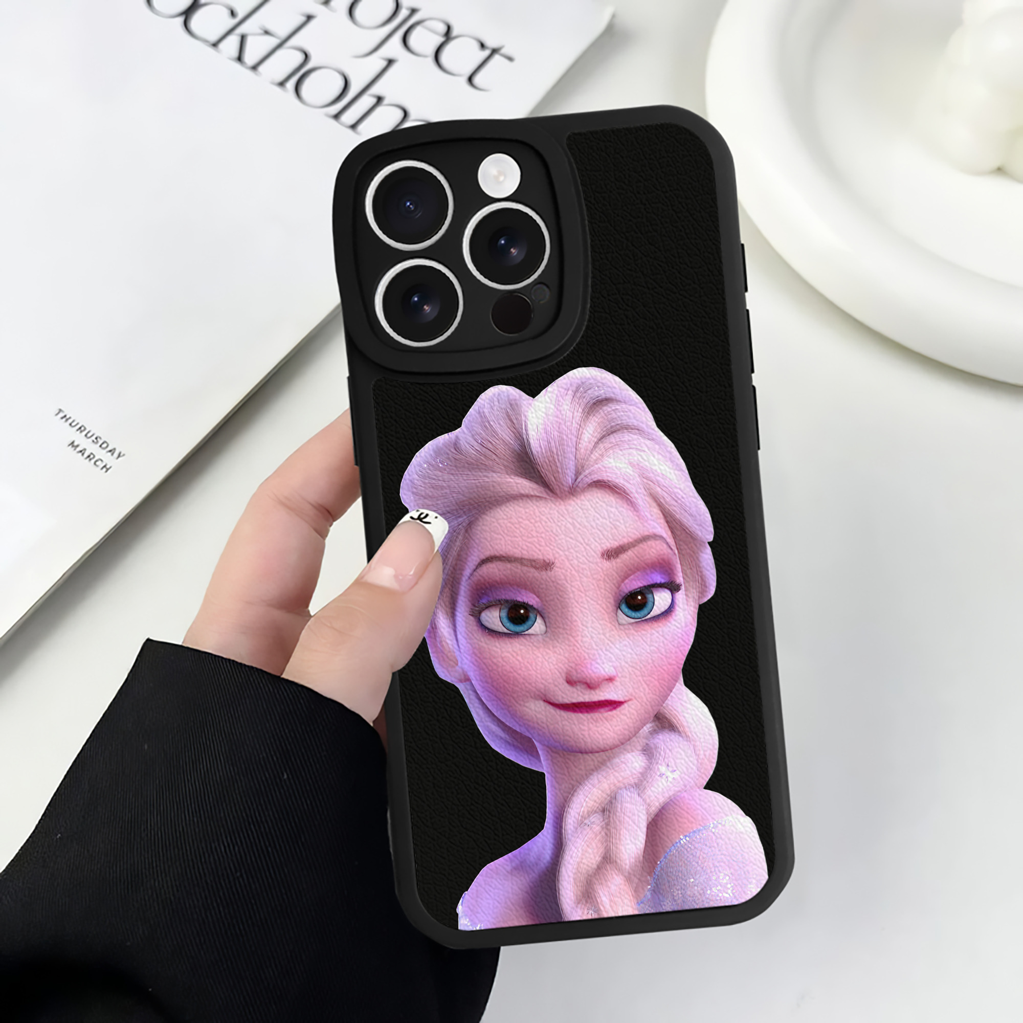 （画像用） アナと雪の女王 アンナ エルサ Frozen Anna Elsa 【iPhone 16シリーズ対応】シリコンスマホケース（レザー調） 材質：シリコン